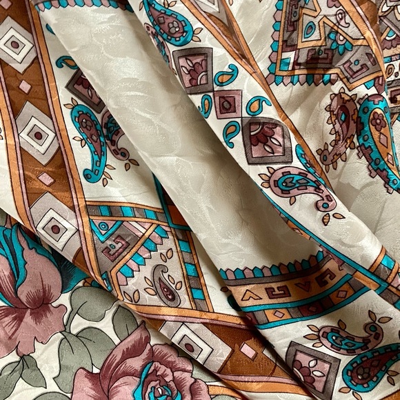 GONCA silk scarf, large vintage square shawl. - Picture 5 of 10